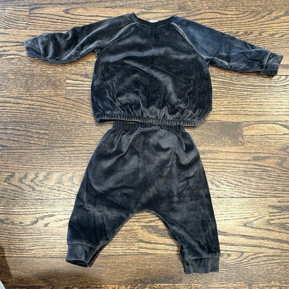 Old Navy Velour baby matching two piece set sweatshirt and joggers 3-6 months - Picture 3 of 3